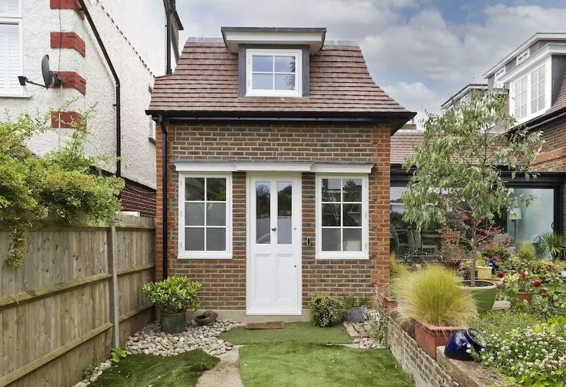 Hostelli Charming Home With Patio Close To Wimbledon Park By Underthedoormat