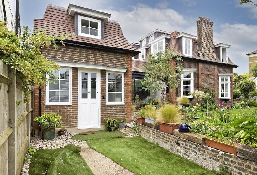 Pansiyon Charming Home With Patio Close To Wimbledon Park By Underthedoormat