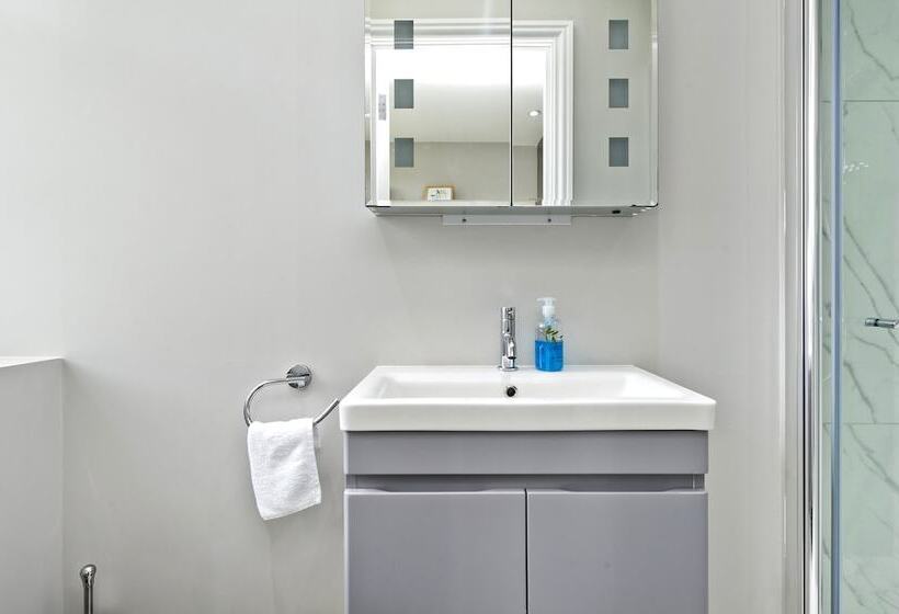 Pansiyon Charming Home With Patio Close To Wimbledon Park By Underthedoormat