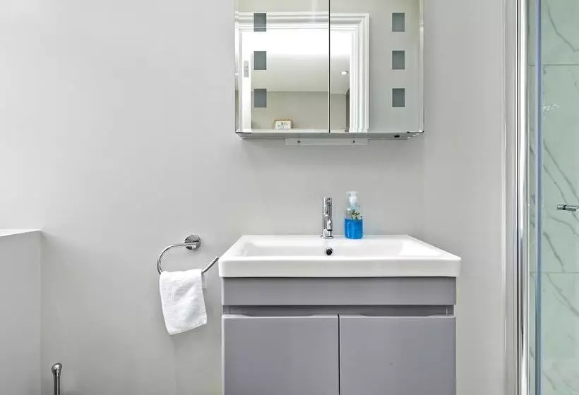 Hostelli Charming Home With Patio Close To Wimbledon Park By Underthedoormat