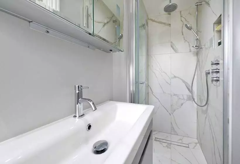 Hostelli Charming Home With Patio Close To Wimbledon Park By Underthedoormat