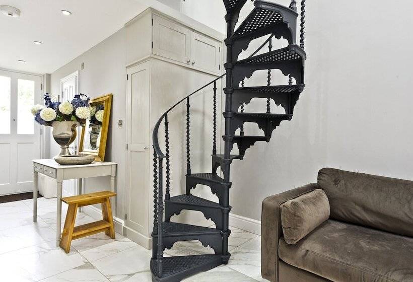 Pansiyon Charming Home With Patio Close To Wimbledon Park By Underthedoormat