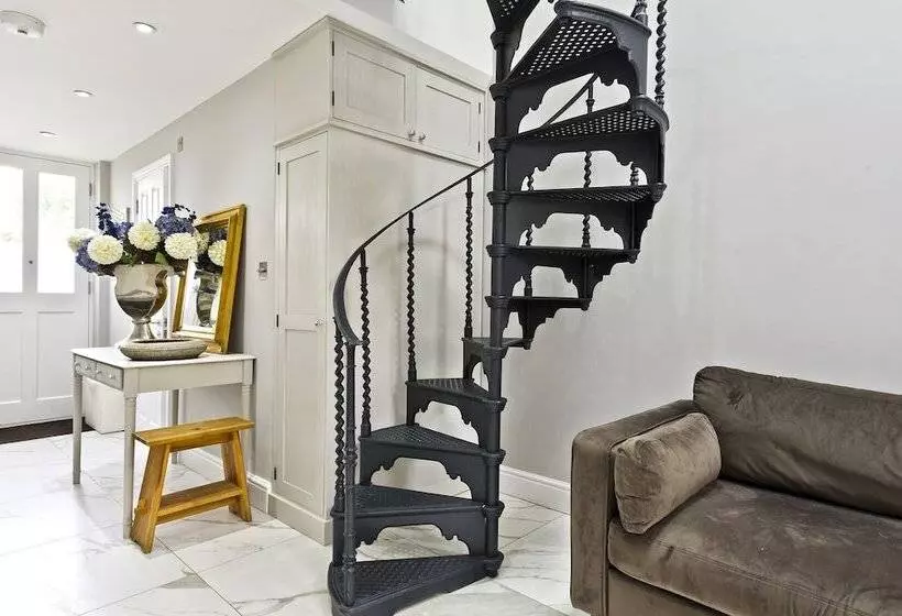 Hostelli Charming Home With Patio Close To Wimbledon Park By Underthedoormat