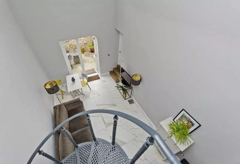 Hostelli Charming Home With Patio Close To Wimbledon Park By Underthedoormat