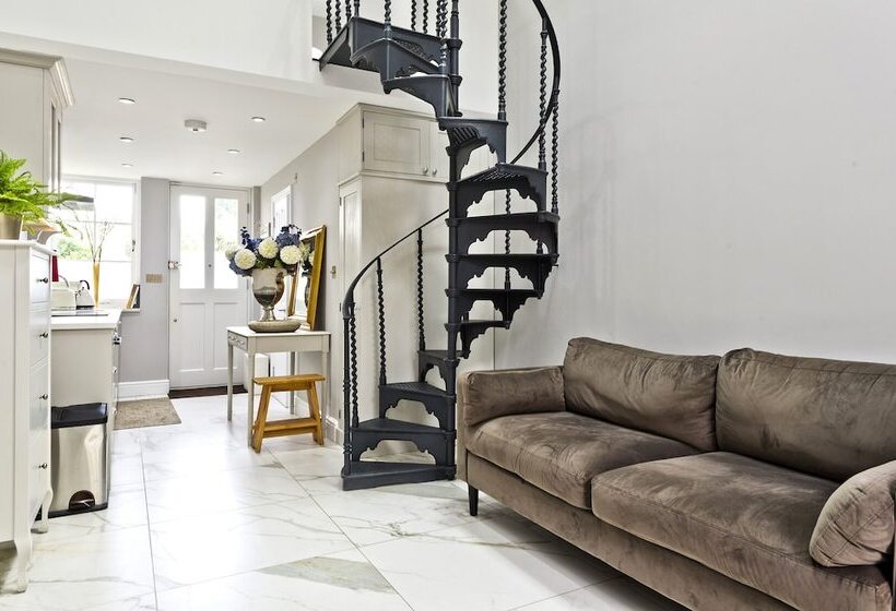 Pansiyon Charming Home With Patio Close To Wimbledon Park By Underthedoormat