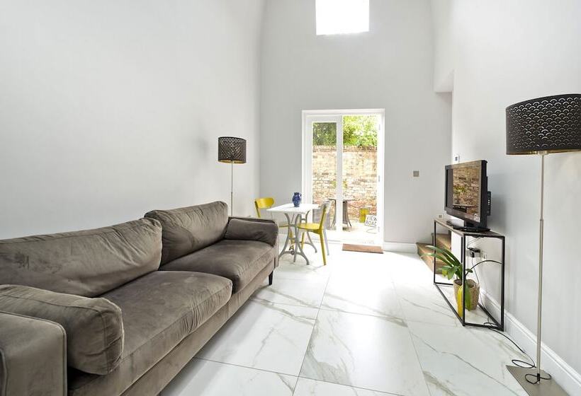 Pansiyon Charming Home With Patio Close To Wimbledon Park By Underthedoormat