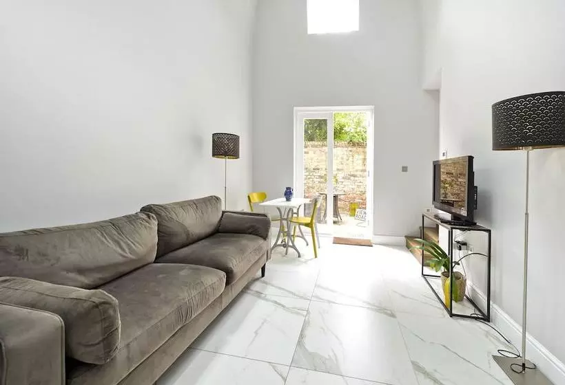 Hostelli Charming Home With Patio Close To Wimbledon Park By Underthedoormat