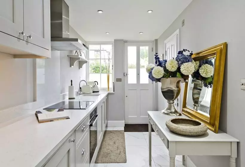 Hostelli Charming Home With Patio Close To Wimbledon Park By Underthedoormat