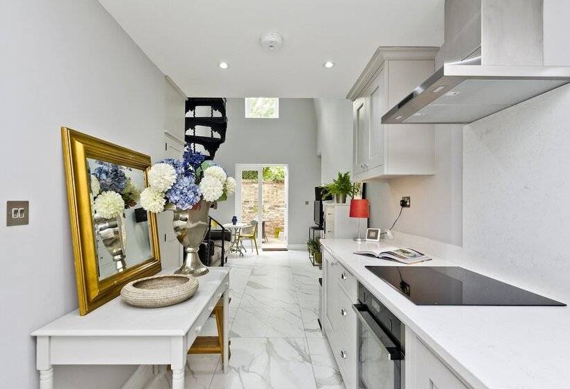 Pansiyon Charming Home With Patio Close To Wimbledon Park By Underthedoormat