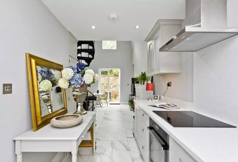 Hostelli Charming Home With Patio Close To Wimbledon Park By Underthedoormat