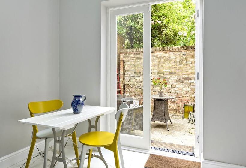 Pansiyon Charming Home With Patio Close To Wimbledon Park By Underthedoormat
