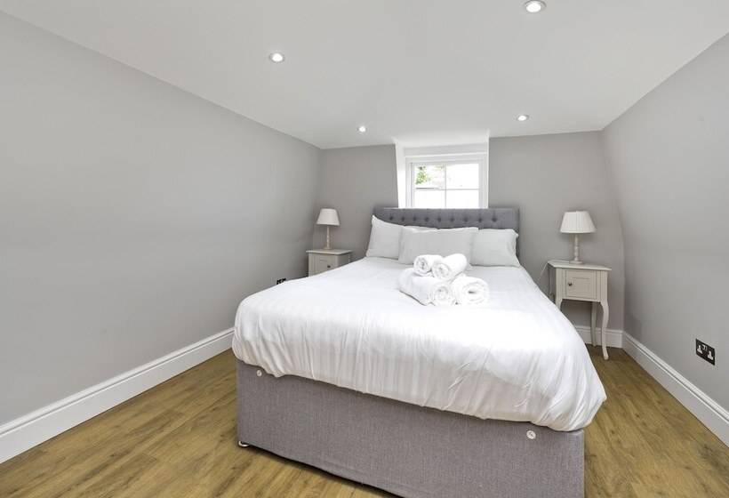 Pansiyon Charming Home With Patio Close To Wimbledon Park By Underthedoormat