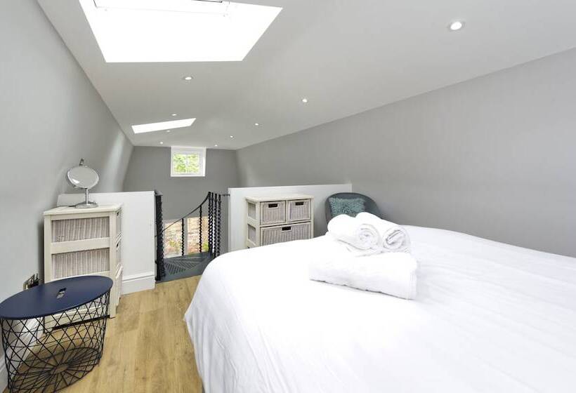 Pansiyon Charming Home With Patio Close To Wimbledon Park By Underthedoormat