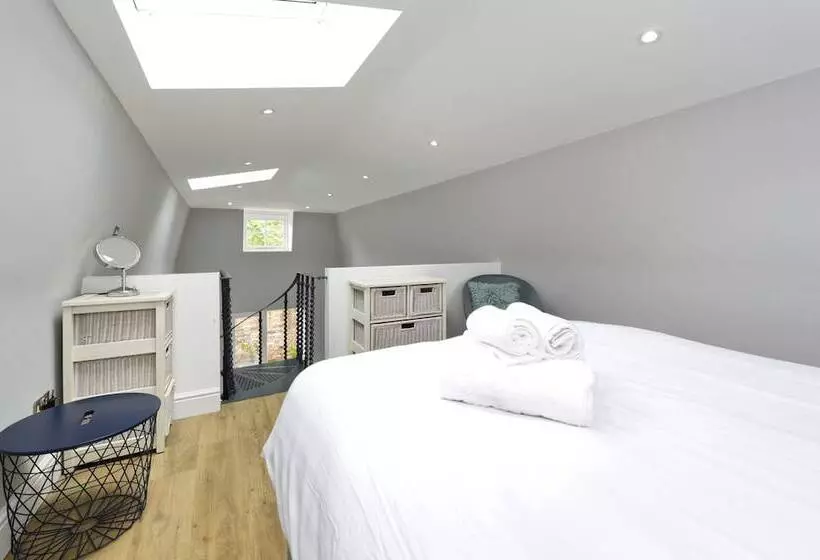 Hostelli Charming Home With Patio Close To Wimbledon Park By Underthedoormat