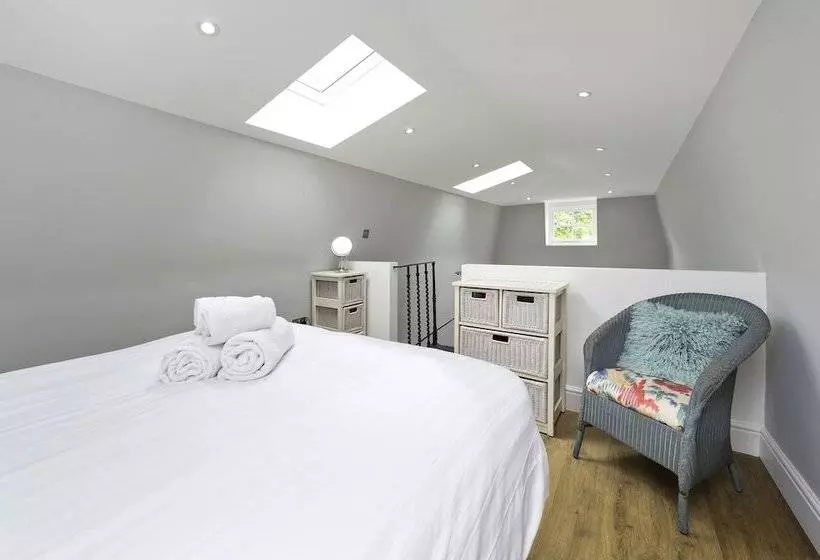 Hostelli Charming Home With Patio Close To Wimbledon Park By Underthedoormat