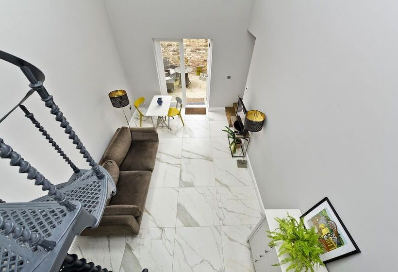 Pansiyon Charming Home With Patio Close To Wimbledon Park By Underthedoormat