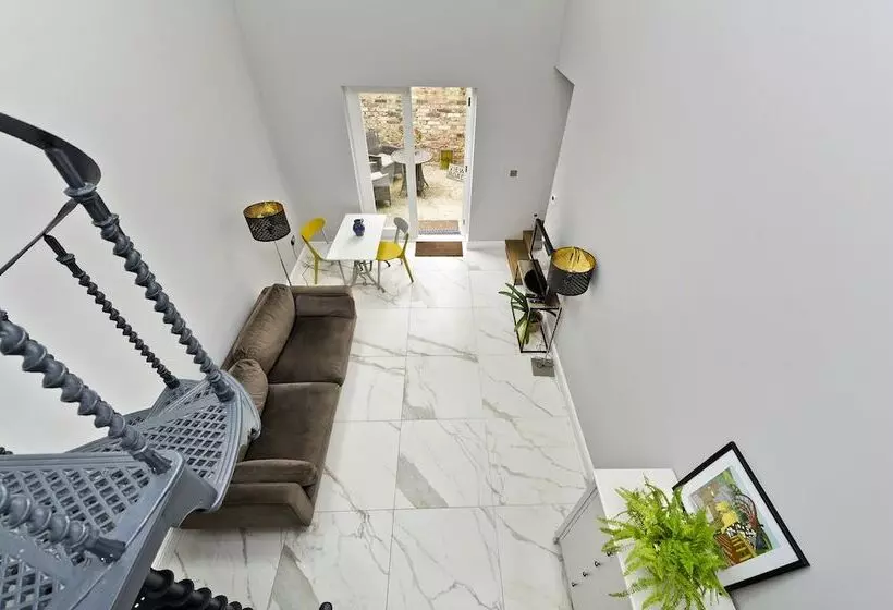 Hostelli Charming Home With Patio Close To Wimbledon Park By Underthedoormat