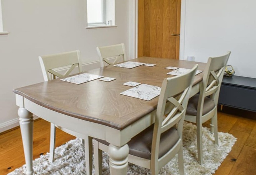 住所  Immaculate 2 Bed Bungalow In Weybridge