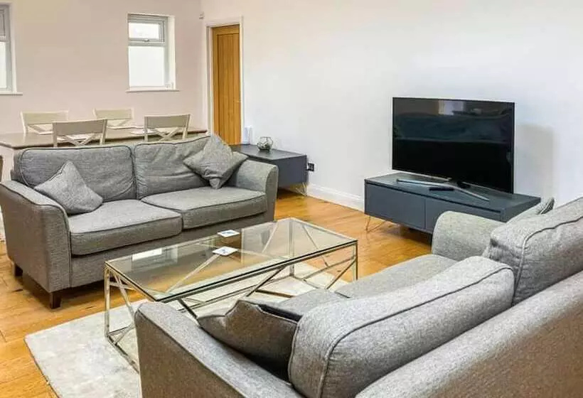 レジデンス Immaculate 2 Bed Bungalow In Weybridge