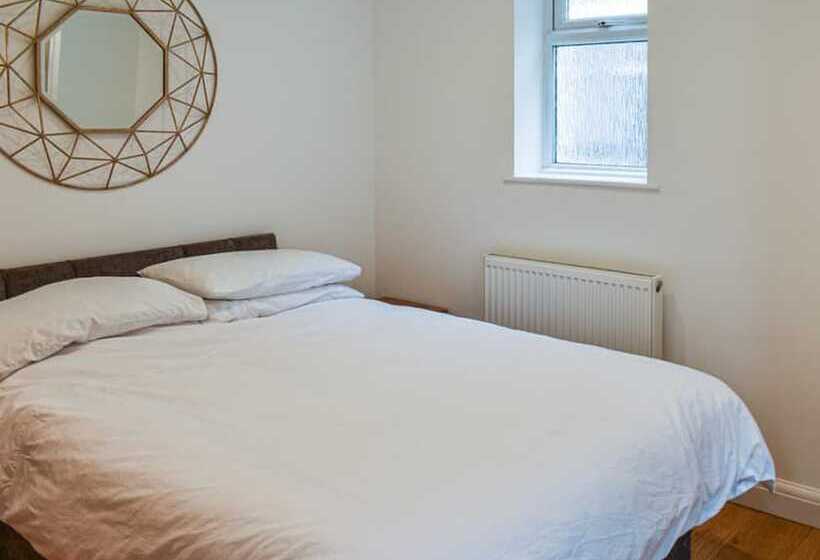 住所  Immaculate 2 Bed Bungalow In Weybridge