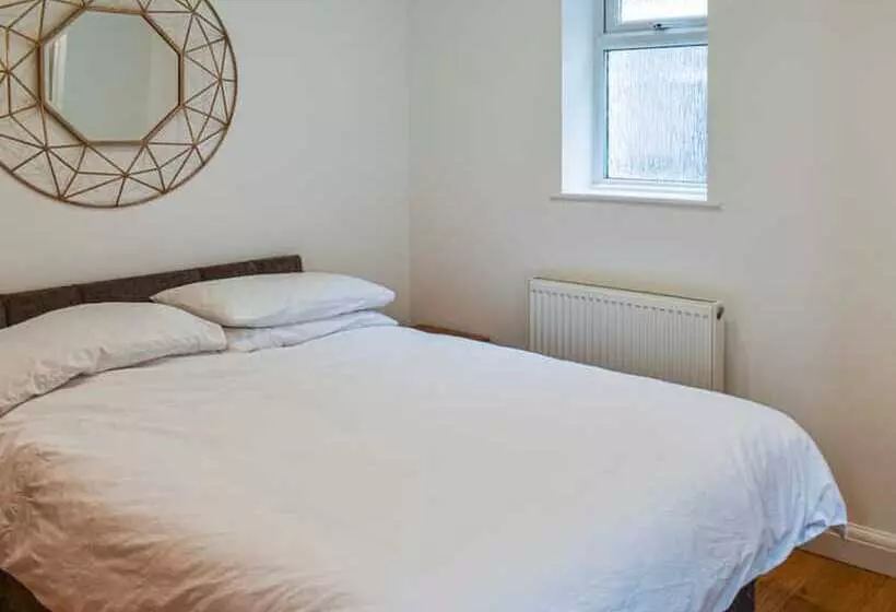 レジデンス Immaculate 2 Bed Bungalow In Weybridge