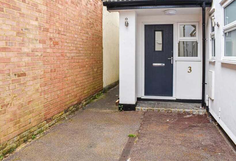 住所  Immaculate 2 Bed Bungalow In Weybridge