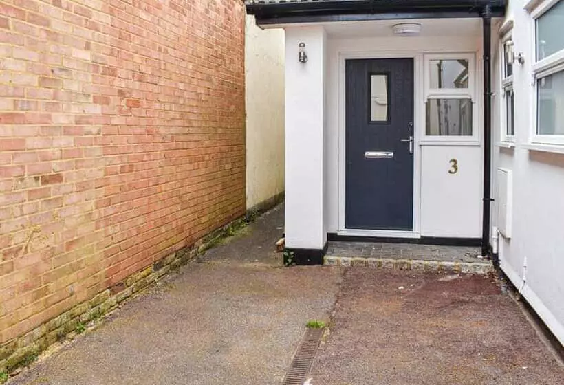 レジデンス Immaculate 2 Bed Bungalow In Weybridge