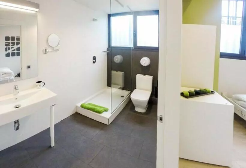 هاستل Room018bcn