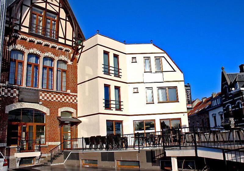 Fly Inn Hotel Lounge