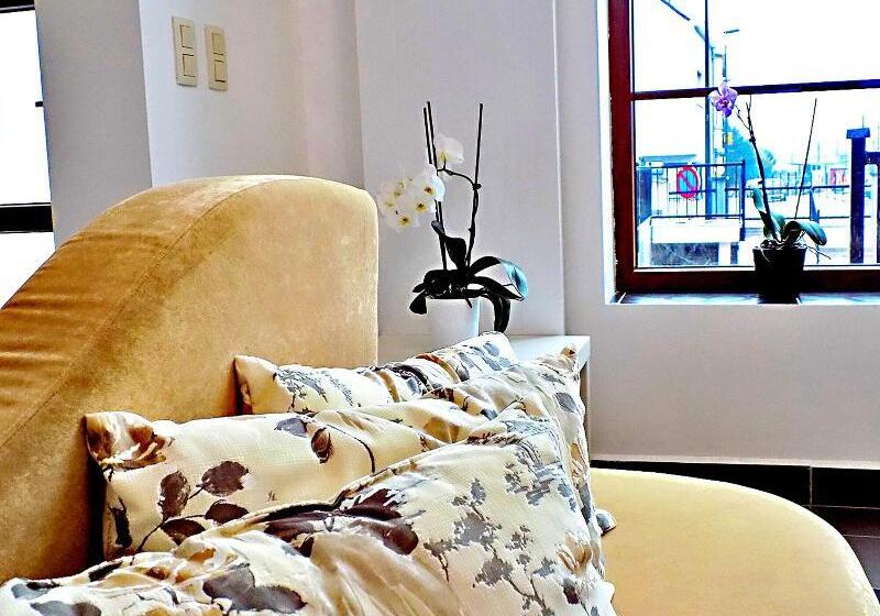 Fly Inn Hotel Lounge