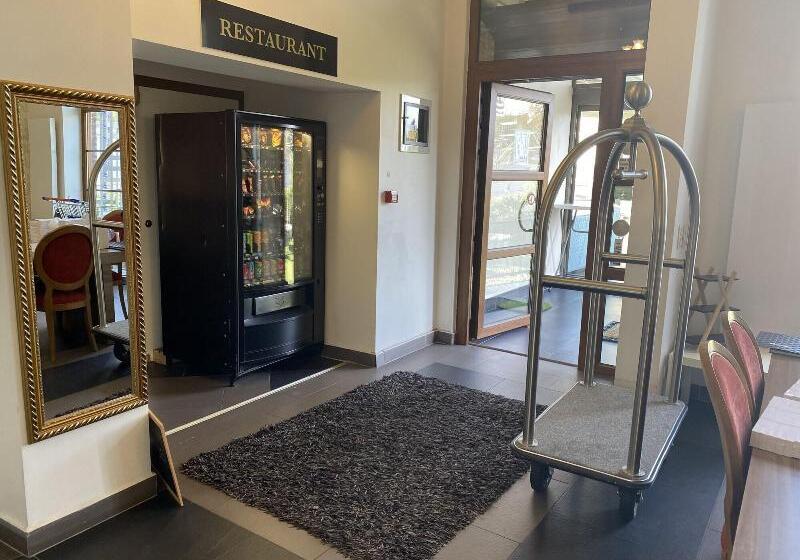 Fly Inn Hotel Lounge