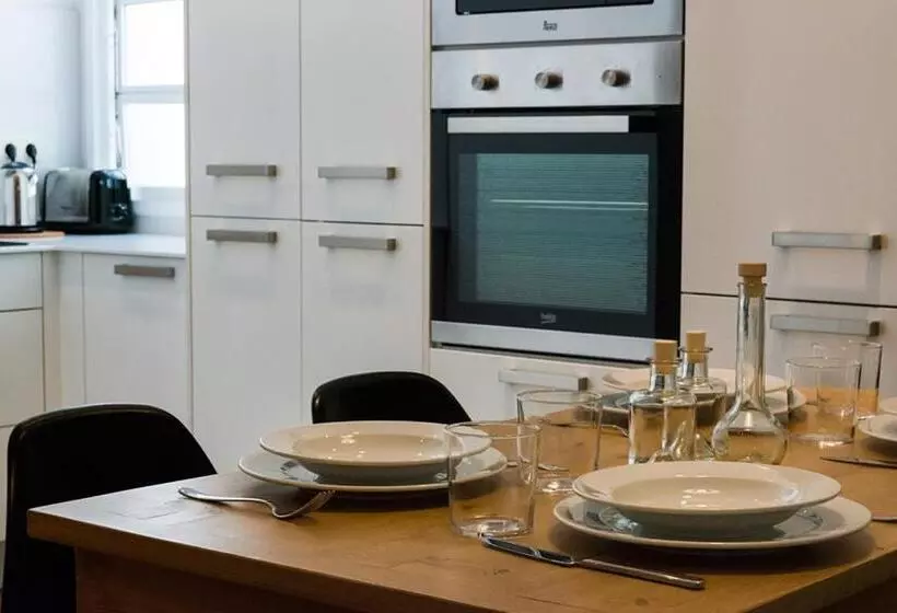 Four Petals Barcelona Boutique Apartments