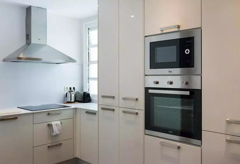 Four Petals Barcelona Boutique Apartments