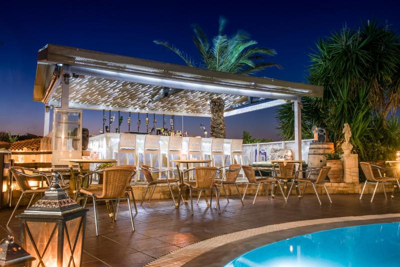 ホテル Diamond Village & Suites