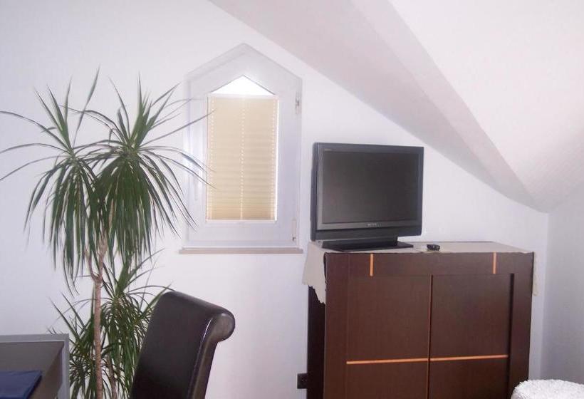 בית מלון כפרי Garni Zur Bergstrasse