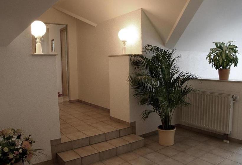 בית מלון כפרי Garni Zur Bergstrasse