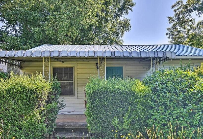 Near Dining: Columbus Cottage W/ Furnished Deck!