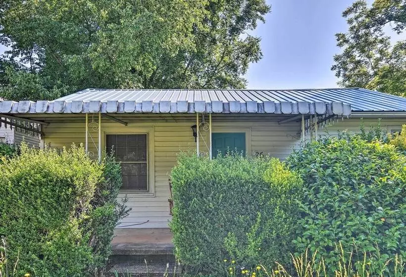 Near Dining: Columbus Cottage W/ Furnished Deck!
