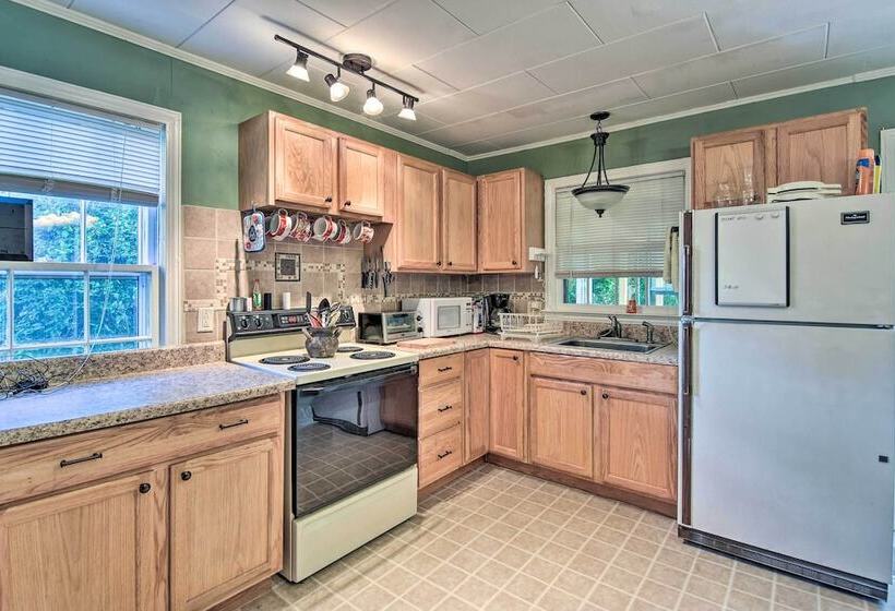 Near Dining: Columbus Cottage W/ Furnished Deck!