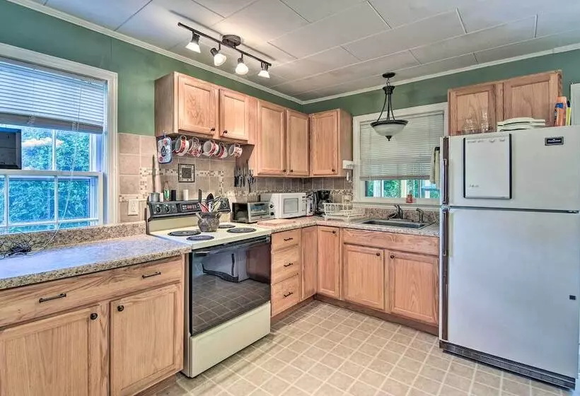 Near Dining: Columbus Cottage W/ Furnished Deck!