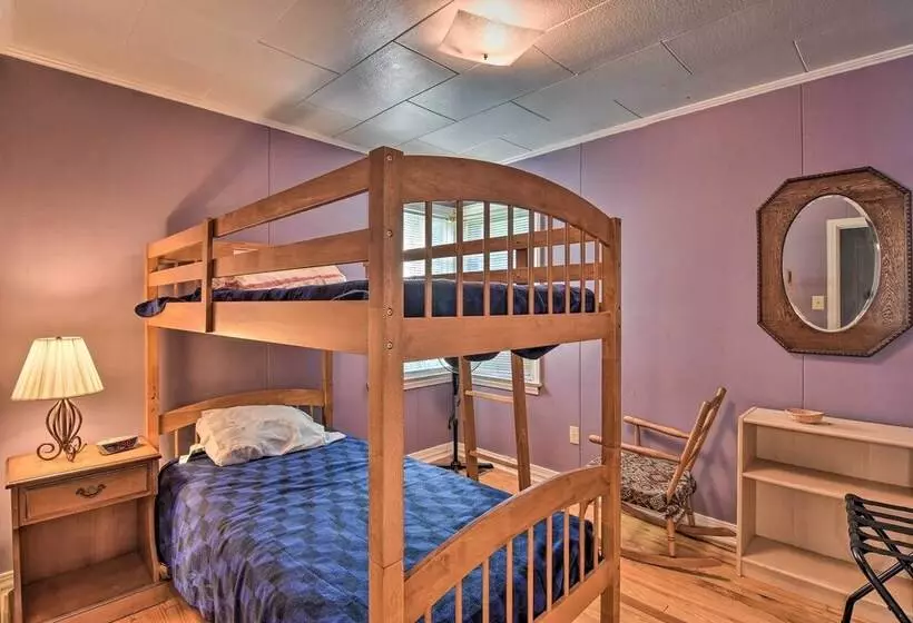 Near Dining: Columbus Cottage W/ Furnished Deck!