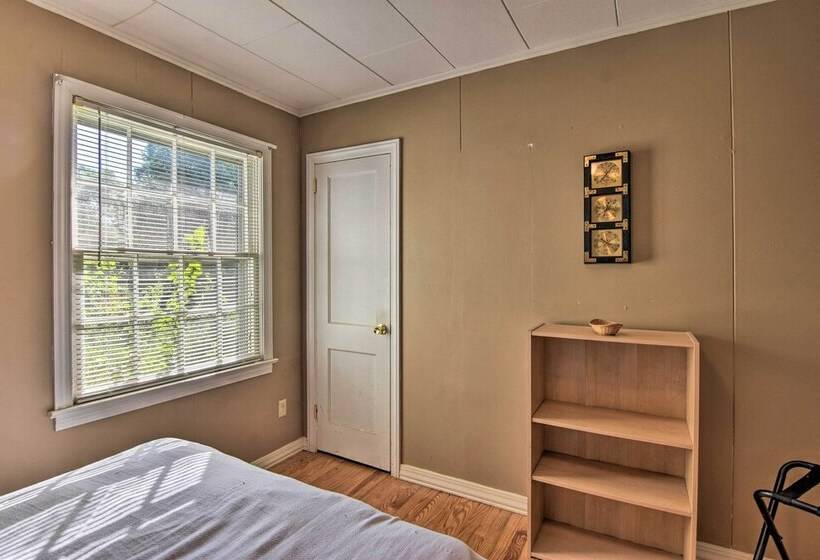 Near Dining: Columbus Cottage W/ Furnished Deck!