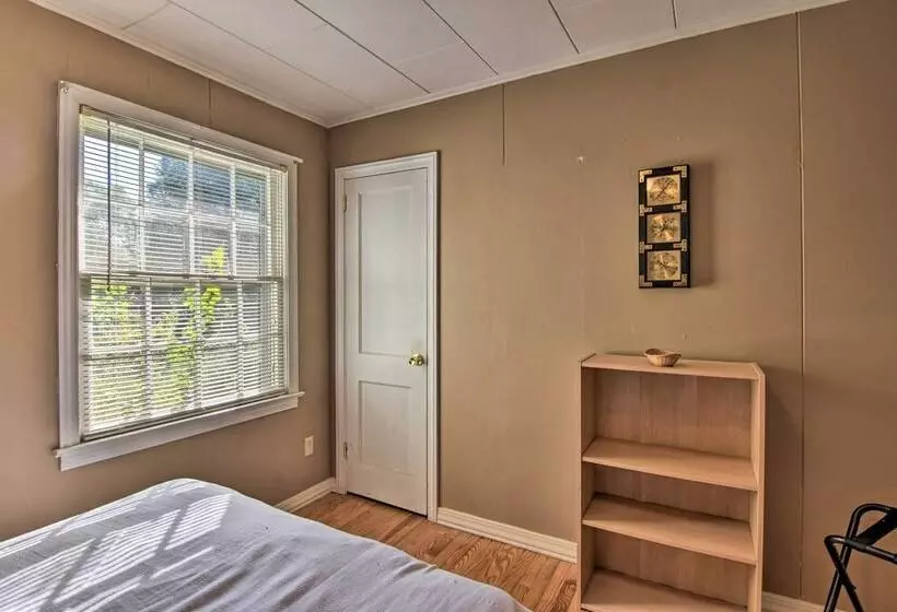 Near Dining: Columbus Cottage W/ Furnished Deck!