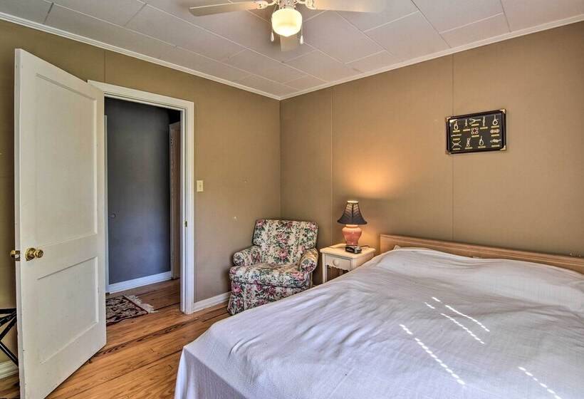 Near Dining: Columbus Cottage W/ Furnished Deck!
