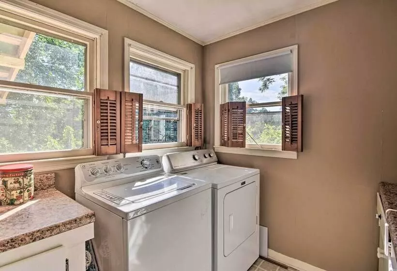 Near Dining: Columbus Cottage W/ Furnished Deck!