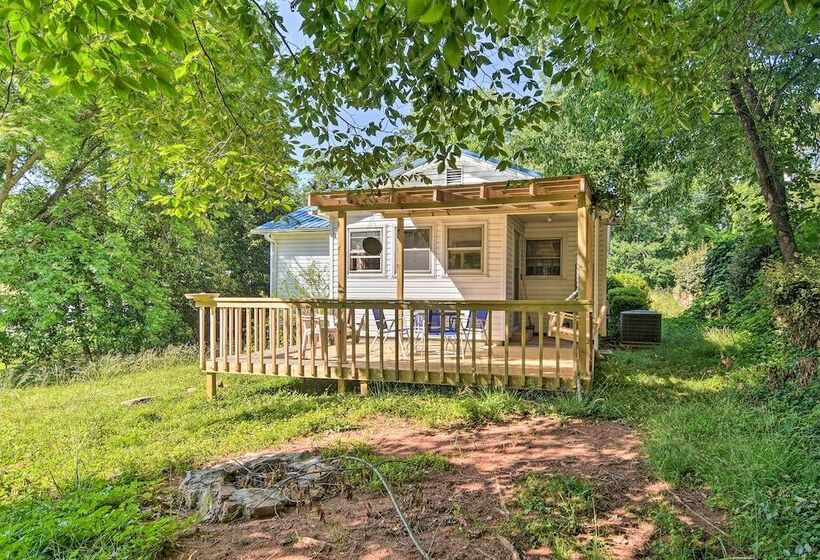 Near Dining: Columbus Cottage W/ Furnished Deck!