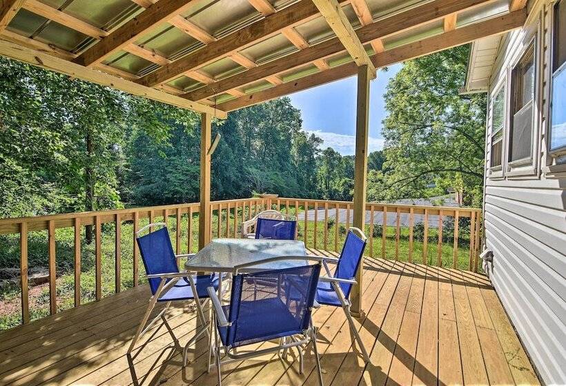 Near Dining: Columbus Cottage W/ Furnished Deck!