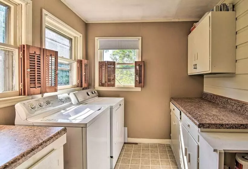 Near Dining: Columbus Cottage W/ Furnished Deck!