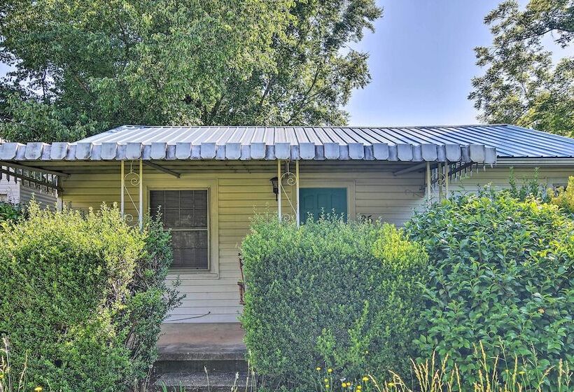 Near Dining: Columbus Cottage W/ Furnished Deck!