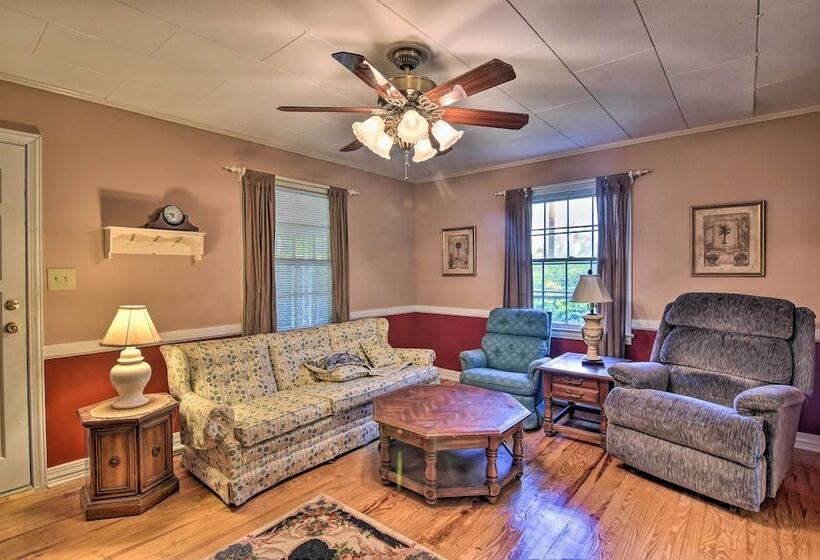 Near Dining: Columbus Cottage W/ Furnished Deck!